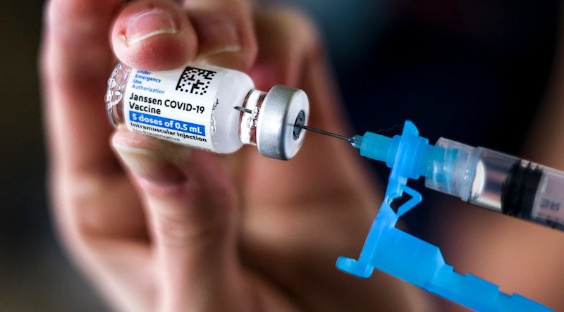 Vaccini, l’Usa chiede la sospensione del Johnson & Johnson, causerebbe dei coaguli di sangue