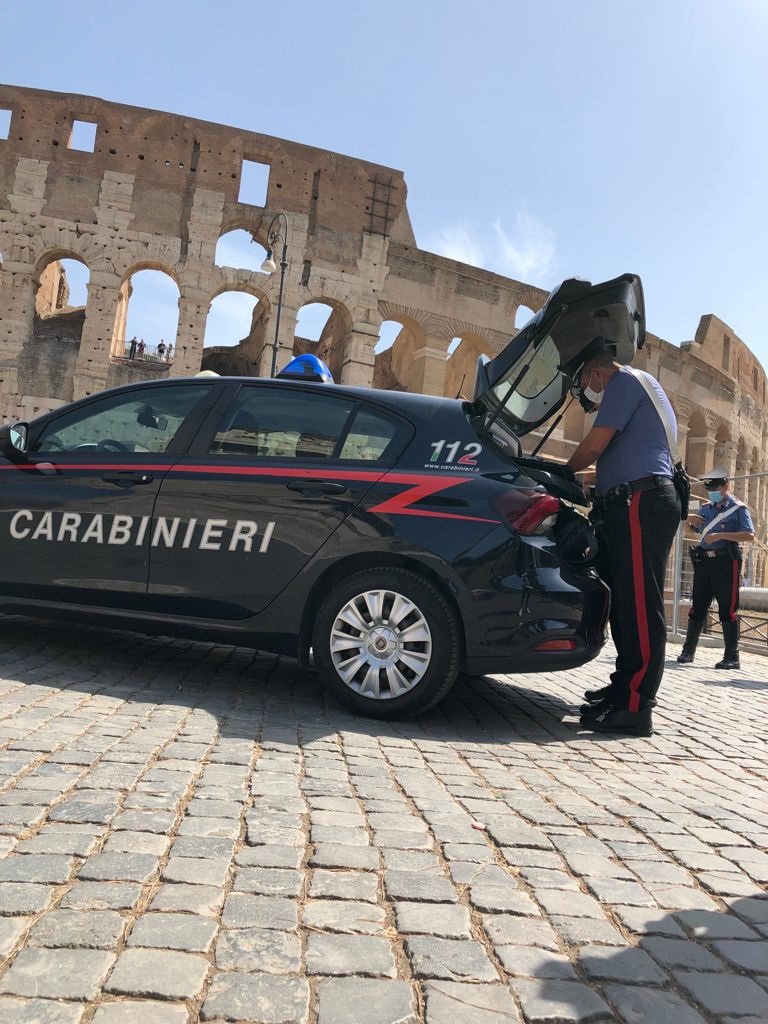 Roma, stretta dei Carabinieri contro degrado e illegalità. Sanzionati altri 12 abusi nell’area archeologica del Colosseo